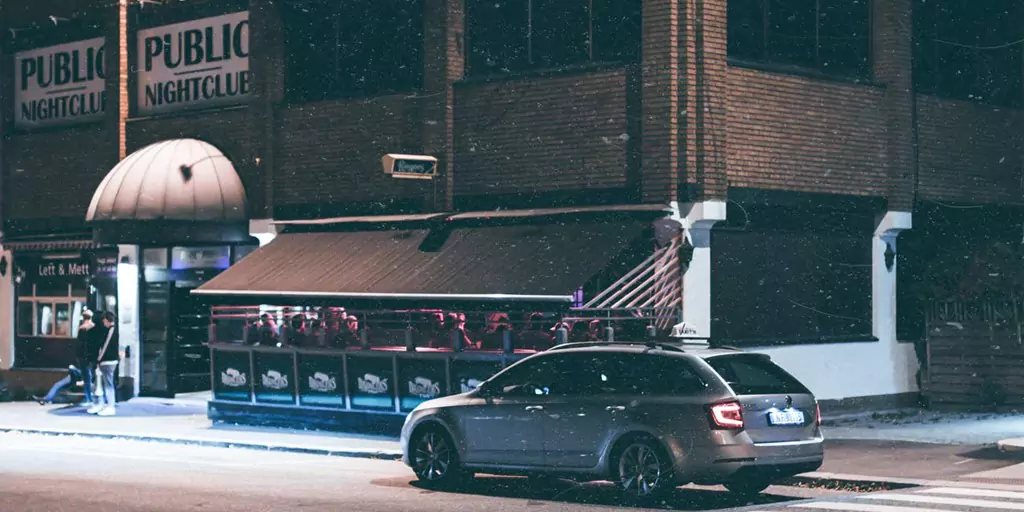 Featured Image: Nobody Bothers To Read Signs Today– Is It A Myth or Reality?