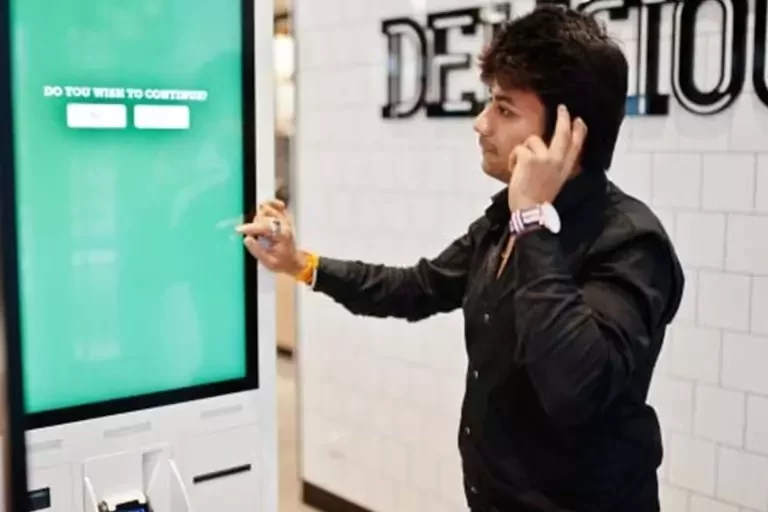 featured Image: 6 Reasons Why Restaurants Should Adopt Digital Menu Boards