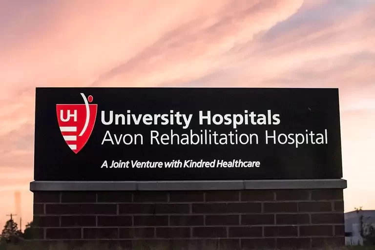 featured image: Explore how pylon signs differ from monument signs and discover key differences to make informed signage decisions for your business.