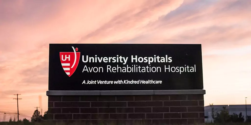 featured image: Explore how pylon signs differ from monument signs and discover key differences to make informed signage decisions for your business.