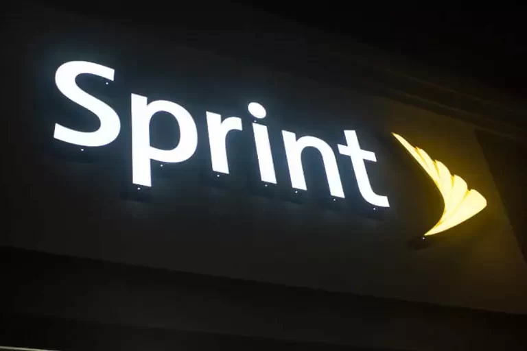 illuminated sprint channel letters sign on it's storefront