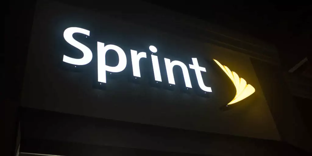 illuminated sprint channel letters sign on it's storefront